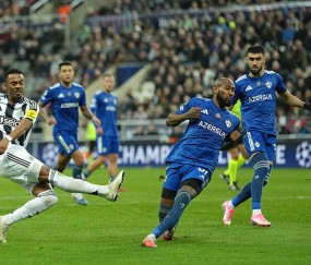 纽卡斯尔3-2卡拉巴赫 托纳利、乔林顿建功